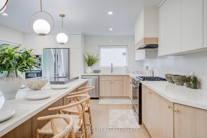 Photo 14 at 4 Knollview Crescent, Bayview Village, Toronto