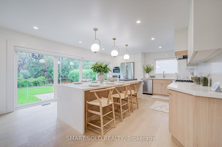 Photo 15 at 4 Knollview Crescent, Bayview Village, Toronto