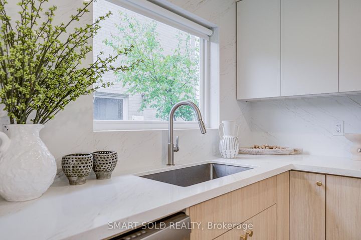 Photo 17 at 4 Knollview Crescent, Bayview Village, Toronto