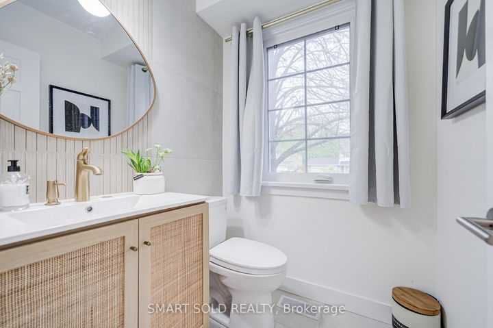 Photo 20 at 4 Knollview Crescent, Bayview Village, Toronto