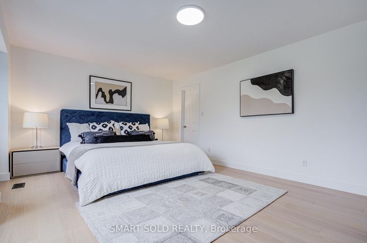 Photo 24 at 4 Knollview Crescent, Bayview Village, Toronto