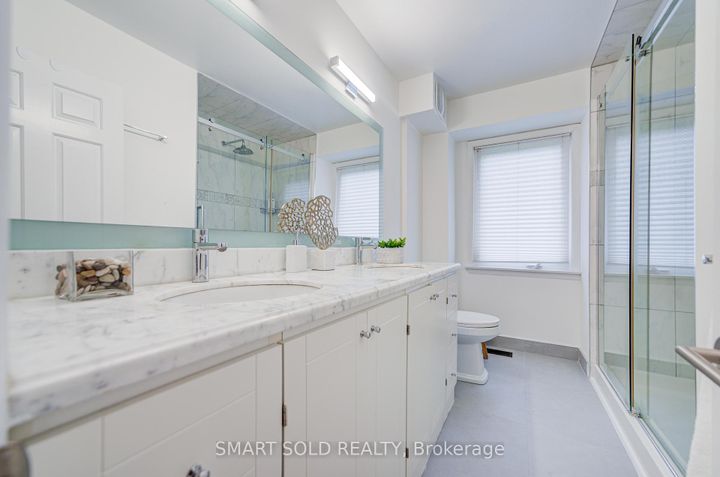 Photo 37 at 4 Knollview Crescent, Bayview Village, Toronto
