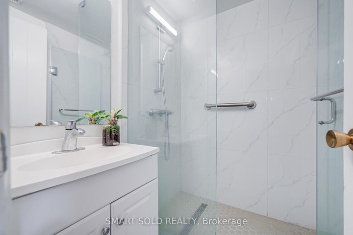 Photo 45 at 4 Knollview Crescent, Bayview Village, Toronto