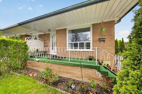 Photo 2 at 3289 Victory Crescent, Malton, Mississauga