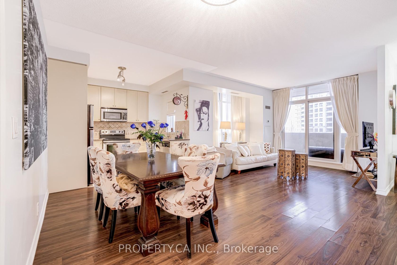 305 - 9235 Jane Street, Maple, Vaughan photo 2