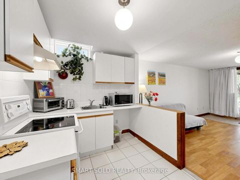 Photo 25 at 14 Marchwood Crescent, Harding, Richmond Hill