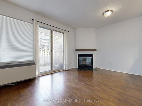 Photo 5 at 14 - 660B Wellington Street W, Niagara, Toronto