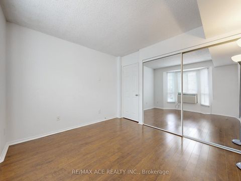 Photo 15 at 14 - 660B Wellington Street W, Niagara, Toronto