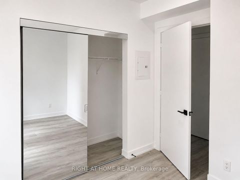 Photo 10 at 1505 - 327 King Street, Waterfront Communities C1, Toronto