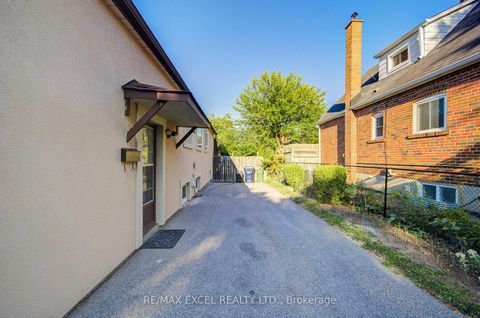 Photo 2 at 71 Vauxhall Drive, Dorset Park, Toronto
