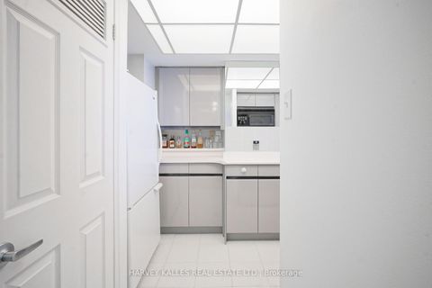 Photo 10 at 609 - 7 Broadway Avenue, Mount Pleasant West, Toronto