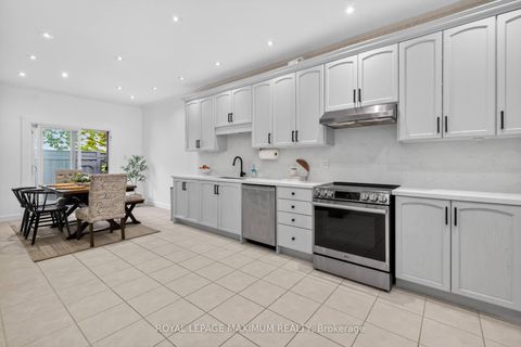 Photo 10 at 3 Amalfi Court, West Woodbridge, Vaughan