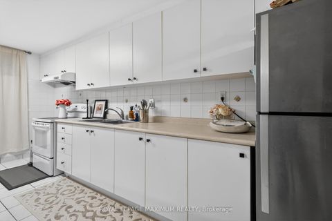 Photo 27 at 3 Amalfi Court, West Woodbridge, Vaughan