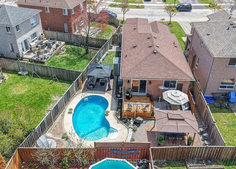 Photo 4 at 4 Lister Drive, Holly, Barrie