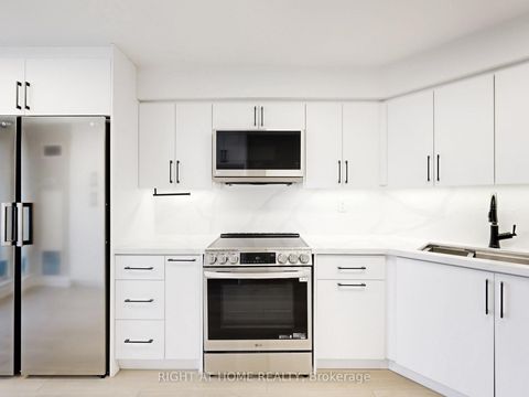 Photo 12 at 402 - 1 Clark Avenue W, Yorkhill, Vaughan