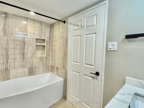 Photo 27 at 402 - 1 Clark Avenue W, Yorkhill, Vaughan