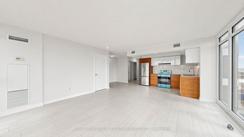 Photo 6 at 809 - 121 Mcmahon Drive, Bayview Village, Toronto