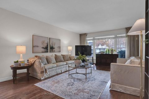 Photo 2 at 27 Skyview Crescent, Henry Farm, Toronto
