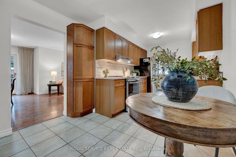 Photo 3 at 27 Skyview Crescent, Henry Farm, Toronto