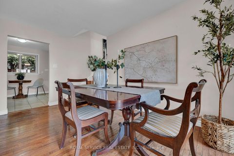 Photo 4 at 27 Skyview Crescent, Henry Farm, Toronto