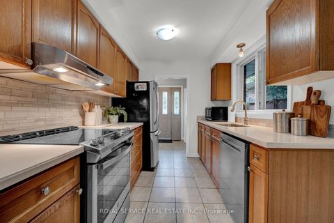 Photo 10 at 27 Skyview Crescent, Henry Farm, Toronto