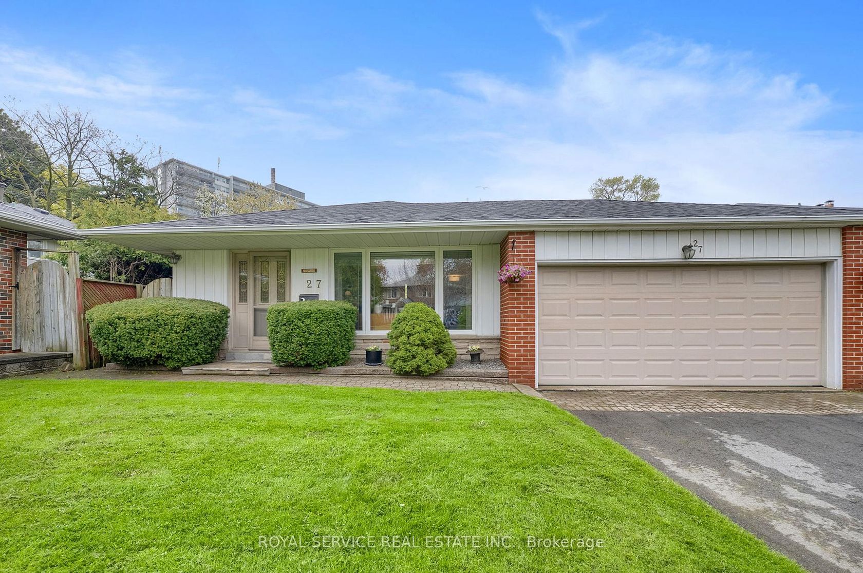 27 Skyview Crescent, Henry Farm, Toronto photo 4