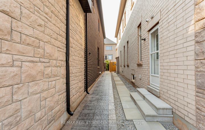 Photo 41 at 9 Rolling Acres Drive, Credit Valley, Brampton