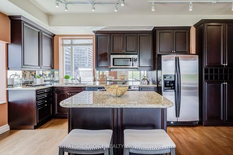Photo 12 at 623 - 900 Mount Pleasant Road, Mount Pleasant West, Toronto
