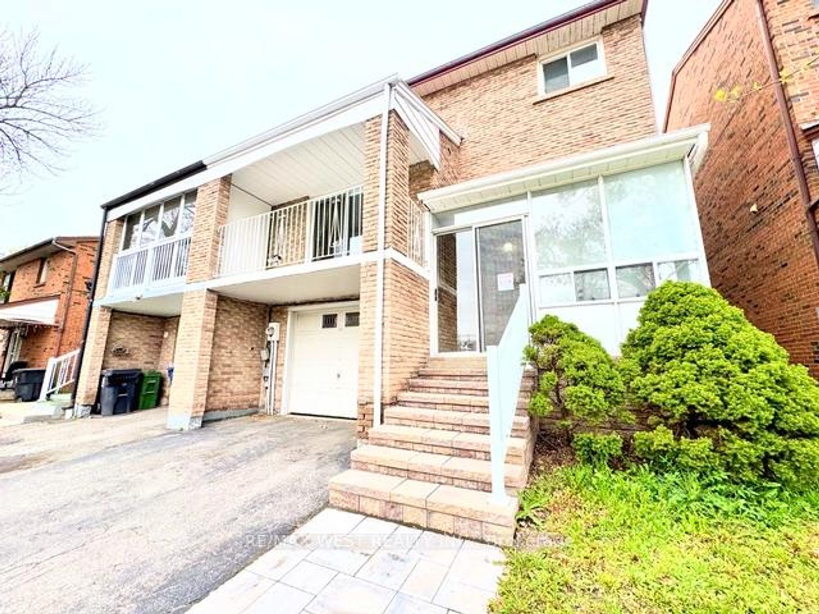 26 Brownridge Crescent, Clairville, Toronto photo number 2