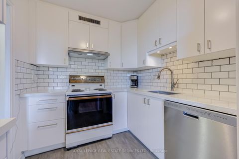 Photo 11 at 303 - 100 Coe Hill Drive, Swansea, Toronto