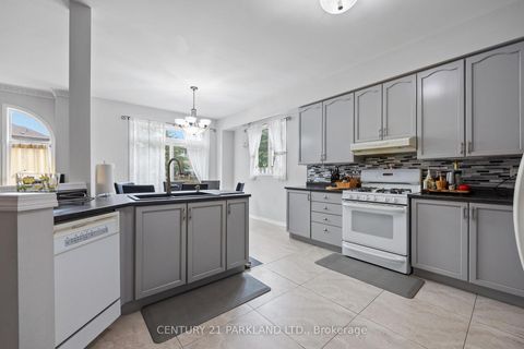 Photo 11 at 40 Lady Fern Drive, Legacy, Markham