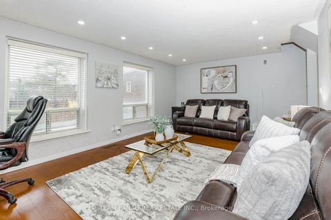 Photo 4 at 30 - 9 Kendleton Drive, Jamestown, Toronto