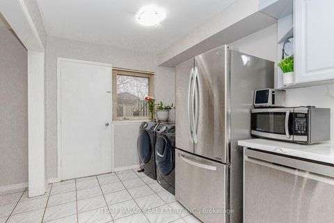 Photo 7 at 30 - 9 Kendleton Drive, Jamestown, Toronto