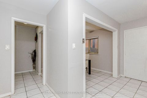 Photo 10 at 30 - 9 Kendleton Drive, Jamestown, Toronto