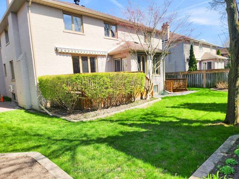 Photo 2 at 16 Lawnview Drive, Willowdale East, Toronto