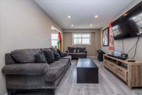 Photo 2 at 68 Chaucer Crescent, Letitia Heights, Barrie