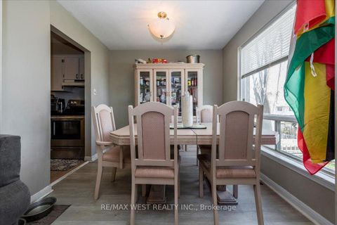 Photo 3 at 68 Chaucer Crescent, Letitia Heights, Barrie