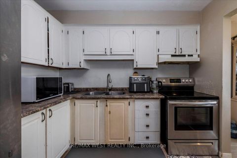 Photo 4 at 68 Chaucer Crescent, Letitia Heights, Barrie