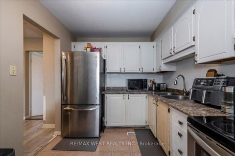 Photo 5 at 68 Chaucer Crescent, Letitia Heights, Barrie