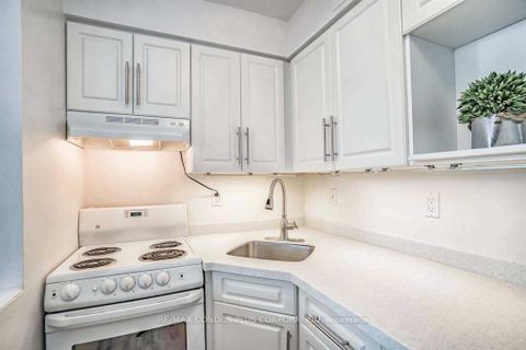 Photo 8 at 1011 - 720 Spadina Avenue, University, Toronto