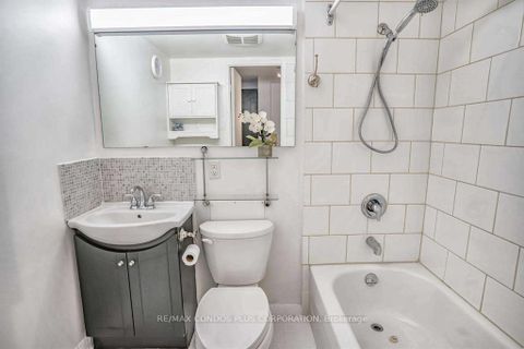 Photo 9 at 1011 - 720 Spadina Avenue, University, Toronto