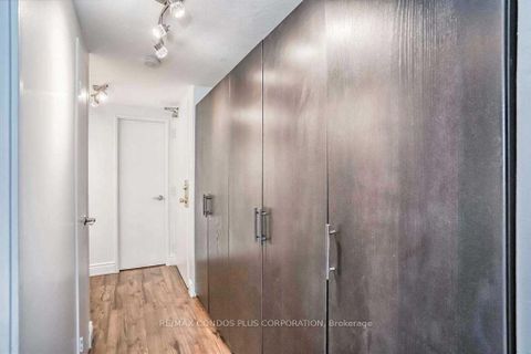 Photo 11 at 1011 - 720 Spadina Avenue, University, Toronto