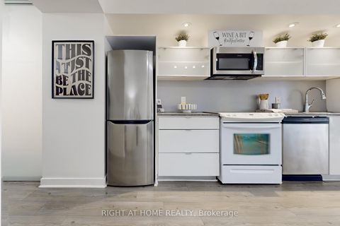 Photo 12 at 727 - 4K Spadina Avenue, Waterfront Communities C1, Toronto
