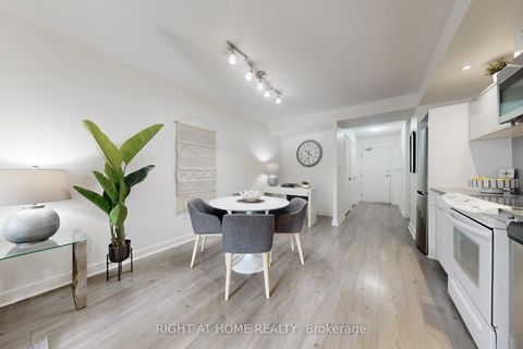 Photo 15 at 727 - 4K Spadina Avenue, Waterfront Communities C1, Toronto