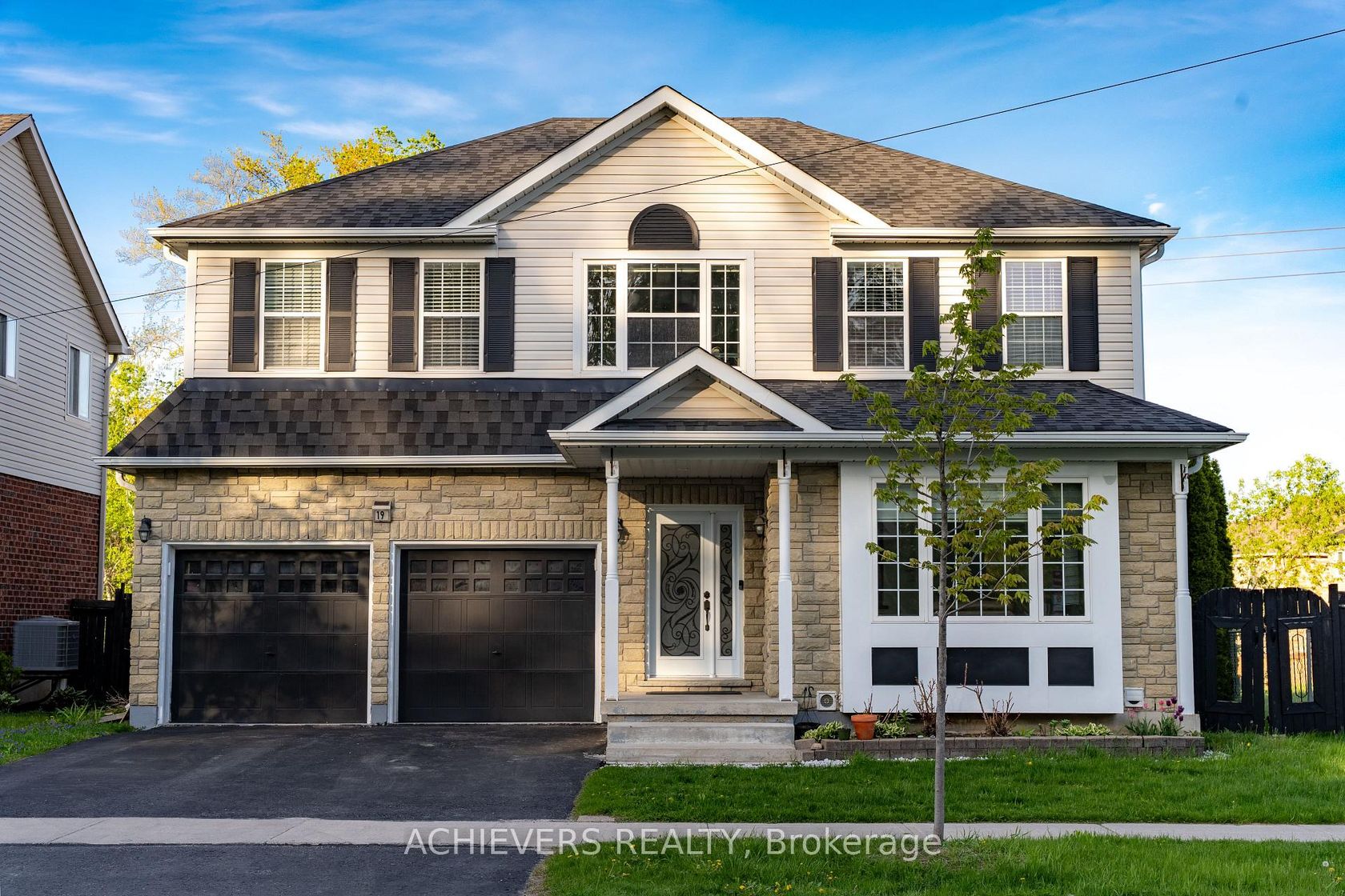 19 Thrushwood Drive, 400 West, Barrie photo 1