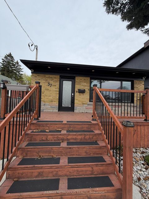 Photo 2 at 37 Lynvalley Crescent, Maryvale, Toronto