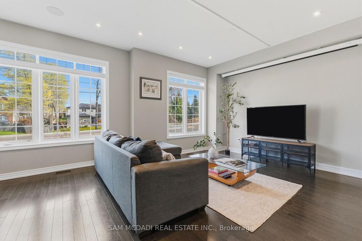 Photo 4 at 9 - 215 Dundas Street E, Waterdown, Hamilton