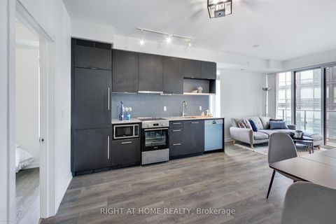 Photo 3 at 711 - 435 Richmond Street W, Waterfront Communities C1, Toronto