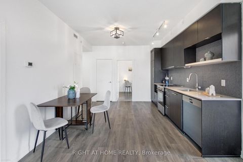 Photo 5 at 711 - 435 Richmond Street W, Waterfront Communities C1, Toronto