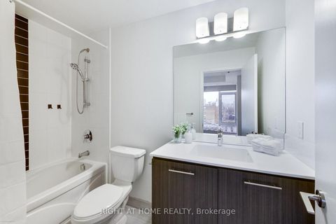 Photo 10 at 711 - 435 Richmond Street W, Waterfront Communities C1, Toronto